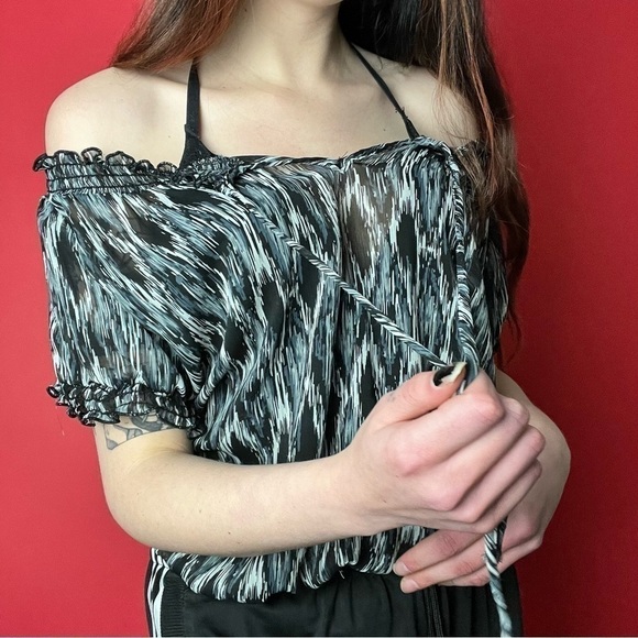 Loose patterned tie top 🖤🤍​​​​​​​​​​​​​​​​ - Picture 4 of 5